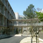 渡り廊下も屋根付き２階建て